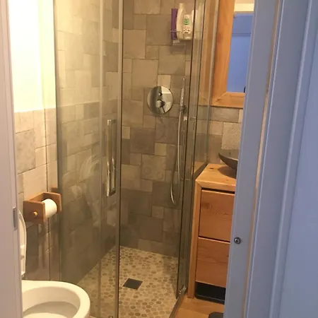 Cozy With Private Garden, 2 Bedrooms *